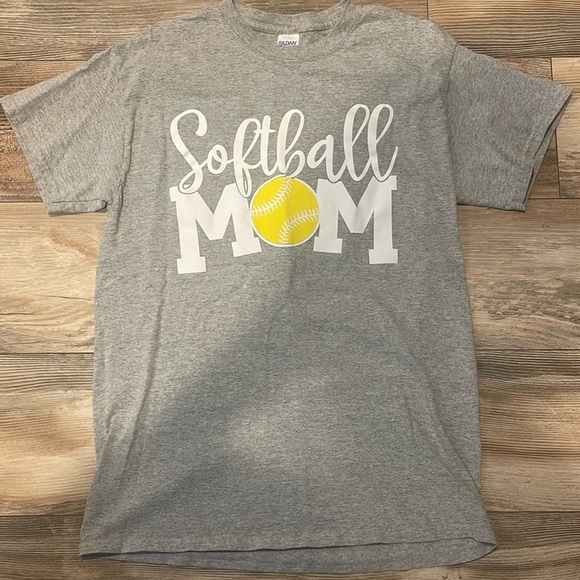 Gildan Softball Mom Short Sleeve T Shirt Size Adult Medium Softball Decal - Picture 1 of 2